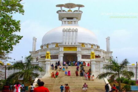 ଶାନ୍ତିସ୍ତୂପରେ ବୌଦ୍ଧ ସନ୍ନ୍ୟାସୀ